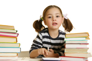 Bambina studia fare centro